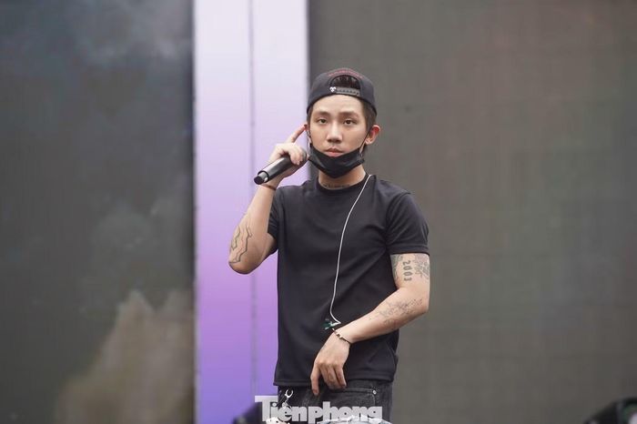 CoolKid là một trong những gương mặt được khán giả trẻ chú ý sau chương trình Rap Việt mùa 4, Tinh hà say hi. Phong cách âm nhạc trẻ trung cùng khả năng trình diễn trên sân khấu giúp nam nghệ sĩ tạo dấu ấn với nhóm khán giả yêu thích nhạc trẻ.