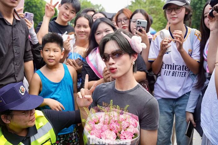 Sau khi tổng duyệt giữa nắng nóng, Pháp Kiều được fan vây kín tặng hoa.