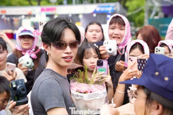 Đêm nhạc Chạm Việt Nam 2 còn quy tụ CoolKid, Hà Myo, Ali Thục Phương, Quinzel, Noah Quốc Anh, Nhật Phát, Chris V, DJ Thảo Bebe và em bé Chất Xệ Xệ. Chương trình có sự góp mặt của Á hậu Trần Ngọc Châu Anh và Á hậu Nguyễn Thị Vân Nhi.