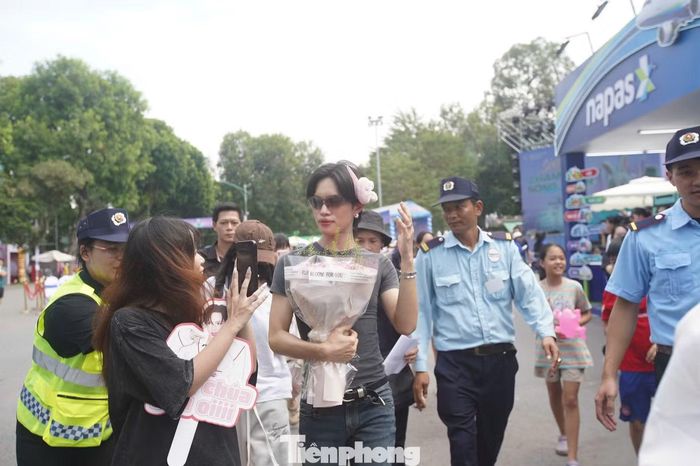  Pháp Kiều xuất hiện trong chương cuối, ngoài phần biểu diễn âm nhạc, anh còn góp mặt trong nội dung kết hợp thời trang. 