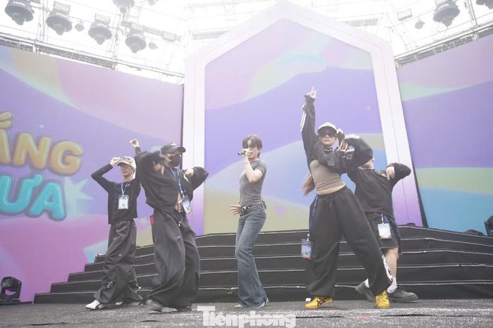 Nam rapper gây ấn tượng với phong cách âm nhạc cá tính, hình ảnh thời trang nổi bật và khả năng trình diễn giàu năng lượng. Sự góp mặt của anh tại Fest Chạm Việt Nam 2 được kỳ vọng mang đến không khí sôi động cho khán giả Thủ đô.