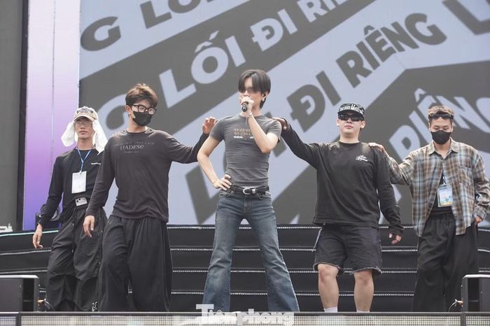 Giữa thời tiết nắng nóng, nam rapper có mặt tại khu vực sân khấu để chuẩn bị cho phần trình diễn vào tối cùng ngày. Buổi tổng duyệt là dịp để nghệ sĩ làm quen với không gian biểu diễn, kiểm tra âm thanh và phối hợp với ê-kíp trước giờ diễn chính thức.