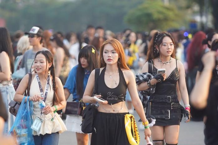 Khán giả ùn ùn đổ về sân Mỹ Đình trước giờ khai mạc đêm hai concert Big Bang.