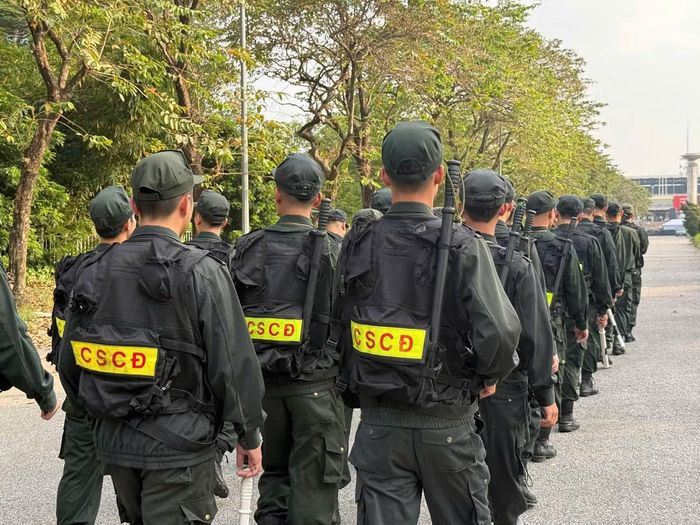Lực lượng bảo vệ hùng hậu được huy động trong đêm concert thứ hai của Big Bang.