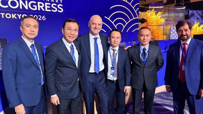 Phó chủ tịch VFF Nguyễn Xuân Vũ (ngoài cùng bên trái) bên cạnh Chủ tịch VFF Trần Quốc Tuấn và Chủ tịch FIFA Gianni Infantino tại Nhật Bản