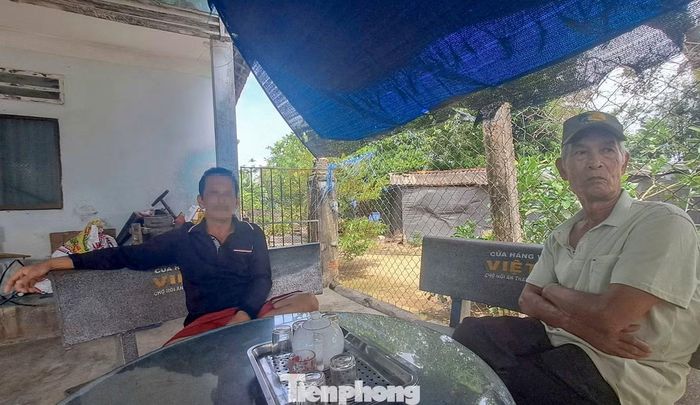 Được sự chỉ dẫn của xóm trưởng xóm (bên phải), phóng viên tìm đến nhà ông Vị để tìm hiểu về hoàn cảnh gia đình. Ảnh: Trương Định