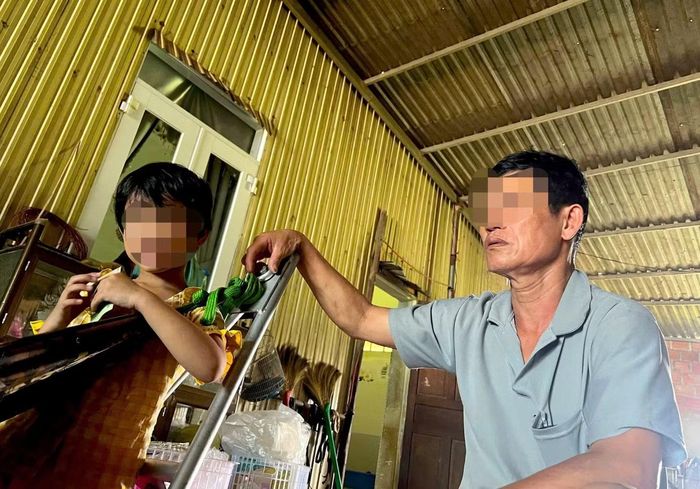 Ông Cang và cháu gái 4 tuổi (con của Tình).