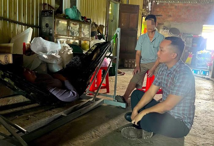 Mẹ của Hồ Văn Tình (nằm võng) buồn bã vì hành động trốn trại dại dột của con trai.