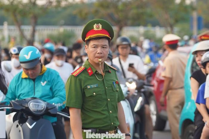 Lực lượng chức năng có mặt tại các khu vực giao thông trọng điểm để điều tiết phương tiện, hướng dẫn người dân di chuyển và hạn chế ùn tắc.