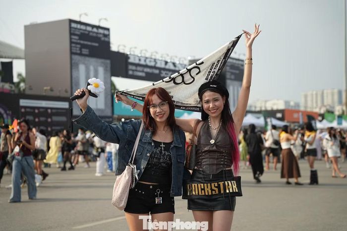 Không khí trước giờ diễn tiếp tục mang đậm màu sắc của cộng đồng V.I.P - tên gọi người hâm mộ Big Bang.
