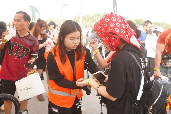 Người tham dự được yêu cầu xếp hàng đúng khu vực, xác nhận thông tin trước khi vào khu vực biểu diễn.