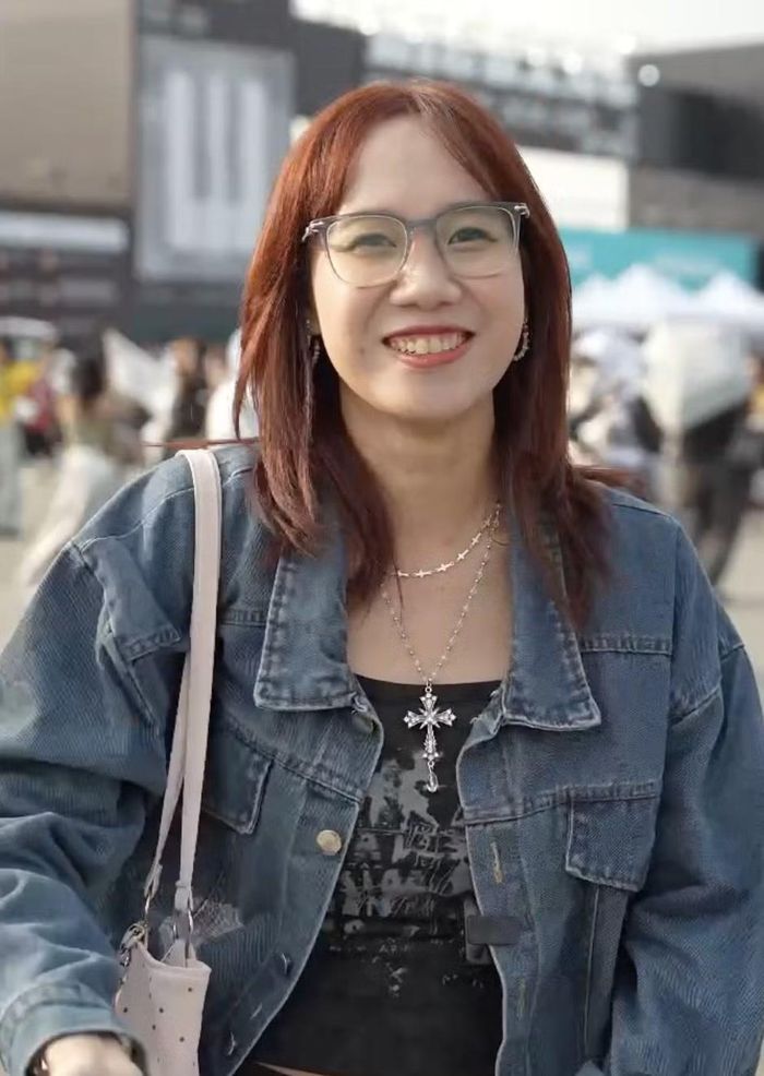 Một khán giả từ Lào Cai cho biết tối 24/10 cũng đến sân Mỹ Đình săn vé nhưng giá chợ đen quá cao. Sau đó, khán giả này may mắn mua được một tấm vé cho concert thứ hai của Big Bang.