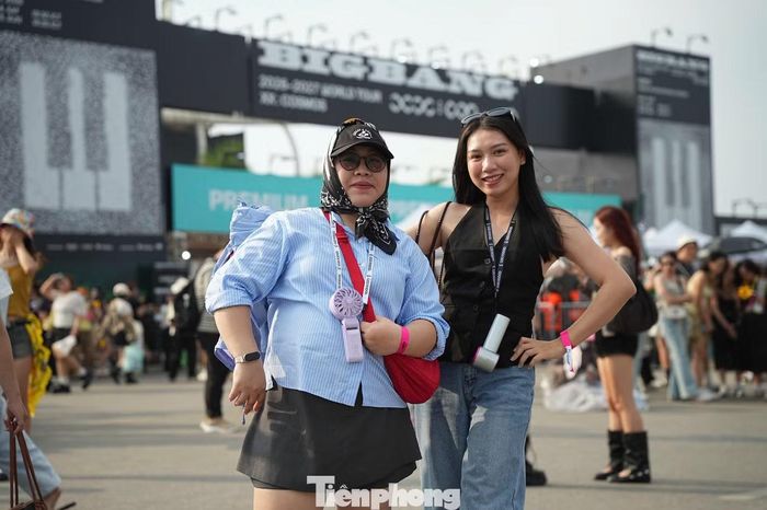Hai khán giả từ TPHCM ra Hà Nội xem concert, chi phí mỗi người khoảng 10 triệu đồng.