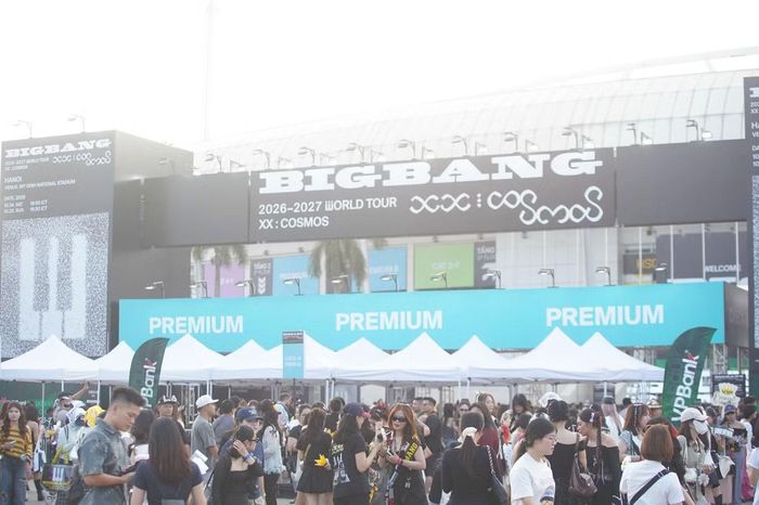 Cảnh xếp hàng ở hạng vé Premium.