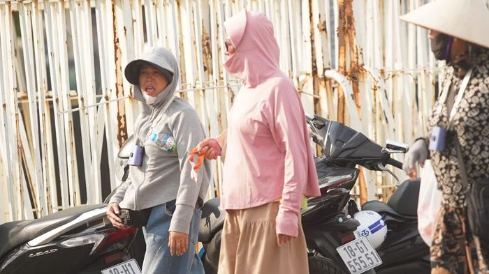 Phe vé liên tục mời chào khán giả.