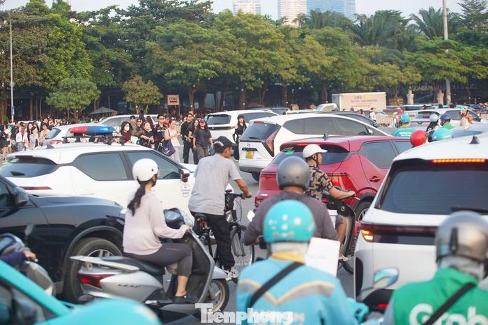 Lượng người và phương tiện tăng cao khiến giao thông tại khu vực quanh sân vận động ùn ứ, nhiều phương tiện di chuyển chậm.