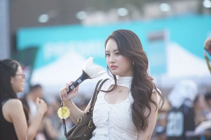 Không ít khán giả đầu tư công phu cho diện mạo khi đi xem concert. Phong cách thời trang đường phố, những bộ trang phục oversized, kính mắt cá tính và phụ kiện hoa cúc lấy cảm hứng từ G-Dragon tiếp tục được người hâm mộ ưa chuộng.