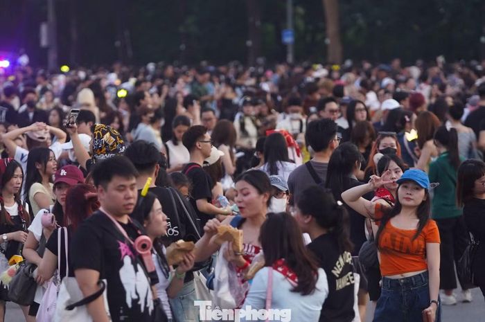 Trong đêm concert đầu tiên, dòng người không có vé vẫn nán lại ngóng vào sân khấu qua màn hình điện thoại đến tận đêm muộn.