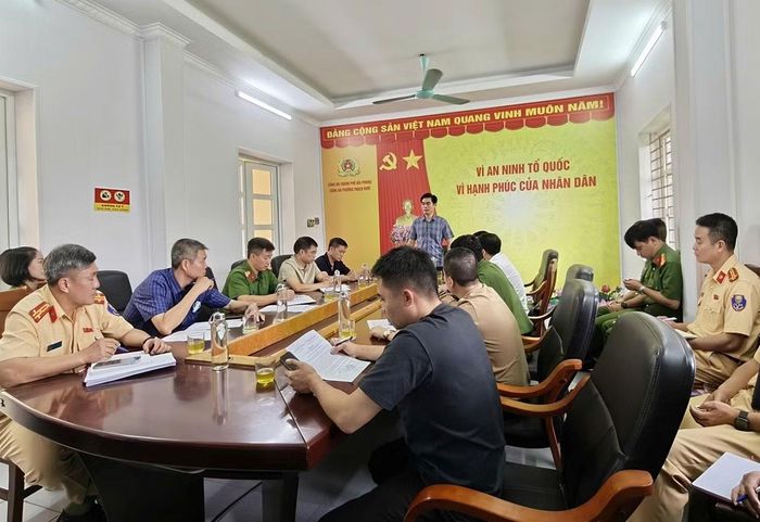 Đại tá Nguyễn Đức Thìn chủ trì cuộc họp, chỉ đạo công tác điều tra vụ tai nạn và công tác rà soát, xử lý vi phạm đảm bảo an ninh trật tự.
