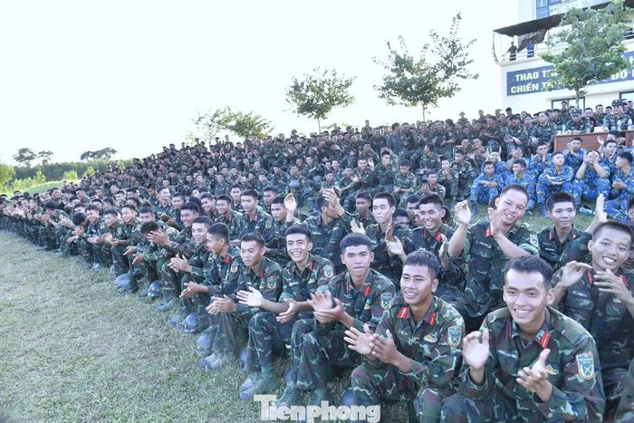 Tiếng vỗ tay cùng những tiếng hò reo cổ vũ rền vang trong không gian tại thao trường.