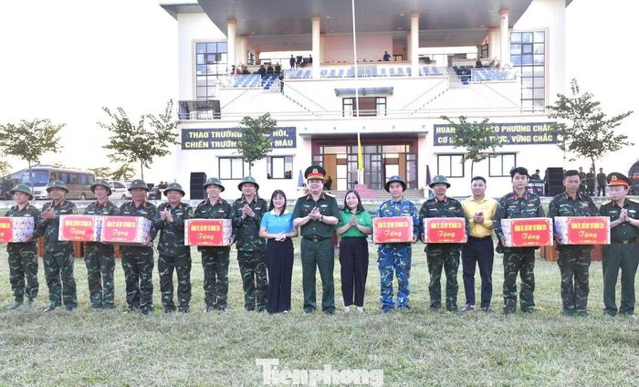 Lãnh đạo Cục Chính trị Quân khu 4,Sư đoàn 324 và các đơn vị trao quà động viên bộ đội trước ngày diễn tập.
