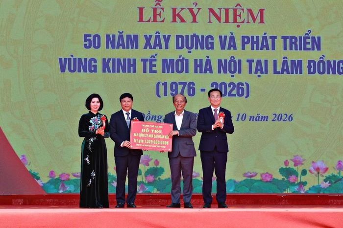 Ủy ban MTTQ Việt Nam TP Hà Nội trao kinh phí hơn 1,3 tỷ đồng hỗ trợ xây dựng 22 căn nhà cho các gia đình có hoàn cảnh đặc biệt khó khăn tại các xã thuộc Vùng kinh tế mới Hà Nội ở Lâm Đồng.
