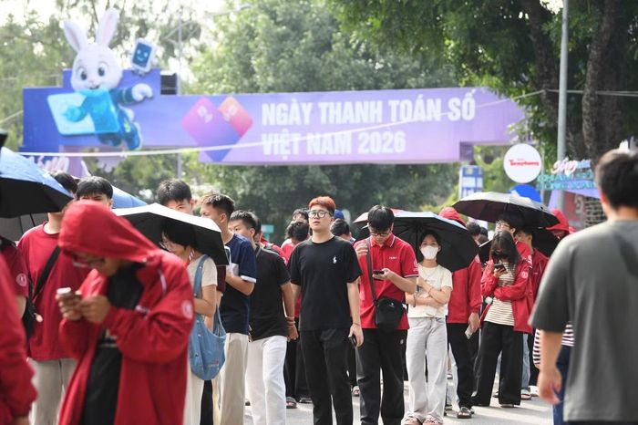 Không khí Ngày thanh toán số Việt Nam - Sóng Festival 2026 nóng dần lên. Đầu giờ chiều hàng nghìn sinh viên tiếp tục xếp hàng, đổ về khu vực phố đi bộ Trần Nhân Tông để tham dự ngày hội thanh toán số. Trong ngày cuối, bên cạnh các gian hàng, sân khấu âm nhạc tiếp tục là điểm nhấn với đêm nhạc Chạm Việt Nam 2, dự kiến diễn ra từ 19h đến 22h, quy tụ nhiều nghệ sĩ như Pháp Kiều, CoolKid, Hà Myo, Ali Thục Phương... và phần trình diễn thời trang với sự tham gia của Á hậu Trần Ngọc Châu Anh, Á hậu Nguyễn Thị Vân Nhi và Top 25 Hoa hậu Việt Nam 2026.