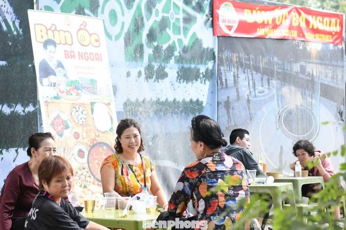 Gian hàng bún ốc cũng là điểm dừng chân của nhiều vị khách đổ về phố đi bộ Trần Nhân Tông trong những ngày cuối tuần.
