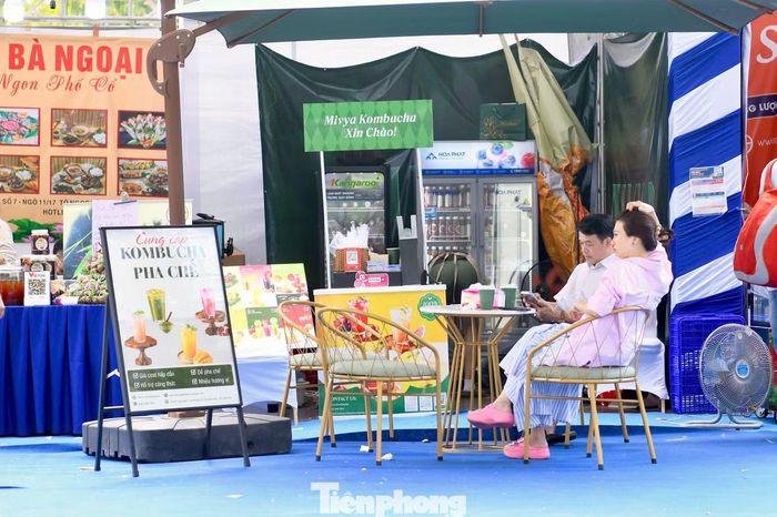  Bên cạnh món ăn truyền thống, các quầy bánh ngọt và đồ uống cũng thu hút sự quan tâm của khách trẻ. 