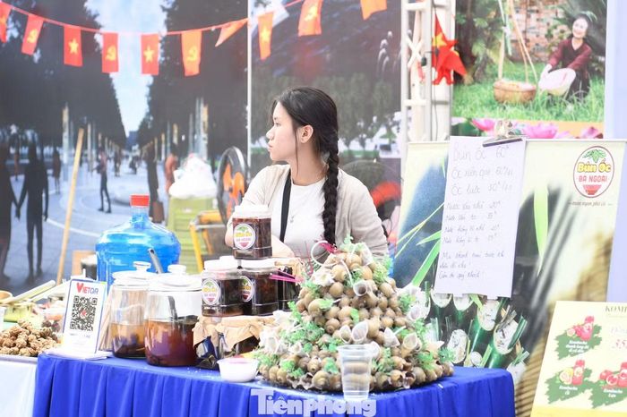 Trong không khí tháng 10, những món ăn quen thuộc của người Hà Nội góp thêm màu sắc truyền thống cho không gian lễ hội, nơi phần lớn hoạt động gắn với công nghệ, mua sắm và các hình thức thanh toán hiện đại.