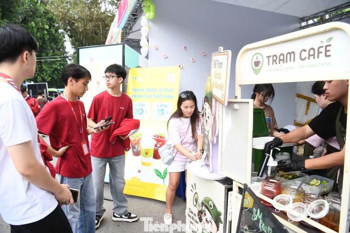 Những thức quà đặc trưng của Hà Nội, món ăn đường phố và các sản phẩm bánh ngọt, trà sữa được bày bán tại nhiều gian hàng, phục vụ nhu cầu ăn uống của người dân, đặc biệt là giới trẻ.