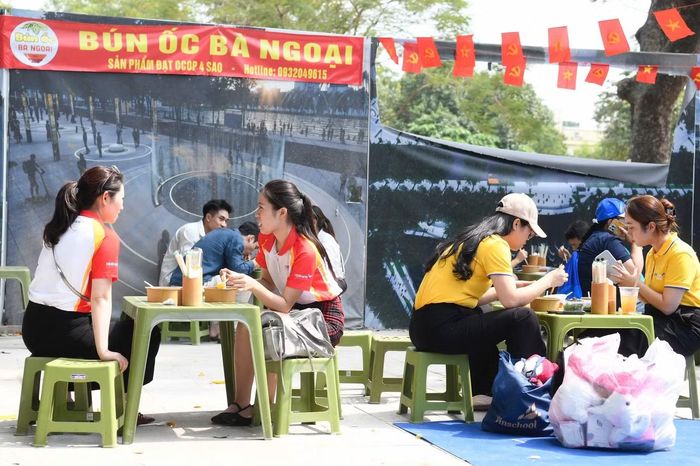 Một trong những gian hàng gây chú ý là cốm và bún ốc - những món ăn đặc trưng của Hà Nội.