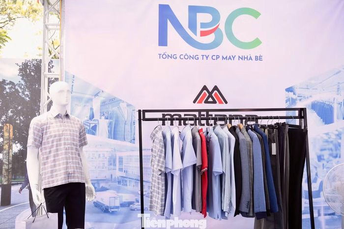 Gian hàng được thiết kế với hai tông màu xanh dương và trắng với khu vực trưng bày được bố trí mở gồm giá treo quần áo, ma-nơ-canh giới thiệu trang phục, tạo nên sự thuận tiện cho khách tham quan quan sát các mặt hàng.