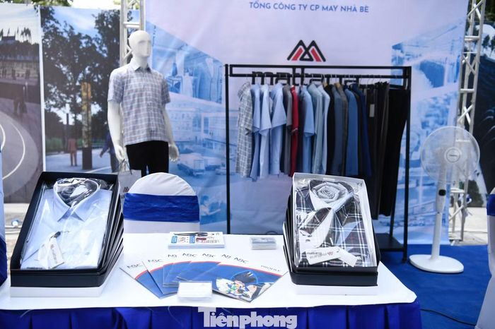 Trong số đó, Tổng Công ty CP May Nhà Bè (NBC) lần đầu góp mặt tại chương trình với gian hàng trưng bày các sản phẩm thời trang, trong đó có các thiết kế thuộc thương hiệu Mattana.
