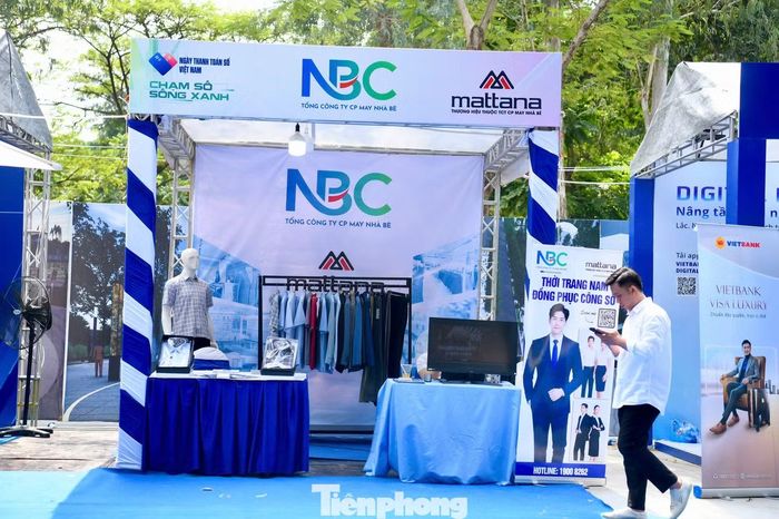 Các sản phẩm chủ yếu là trang phục công sở như áo sơ mi, áo khoác và quần âu, với màu sắc phổ biến như trắng, xanh, xám và đen. Một số mẫu được phối hợp trưng bày để khách tham quan hình dung kiểu dáng và cách kết hợp trang phục.