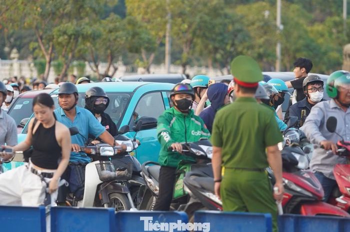 Tại một số đoạn đường, đặc biệt là khu vực trước cổng sân, phương tiện di chuyển chậm, xuất hiện tình trạng ùn ứ khi khán giả tập trung đến sân cùng thời điểm.