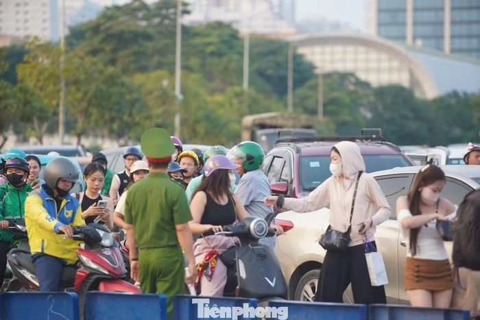 Lực lượng chức năng có mặt tại các khu vực giao thông trọng điểm để điều tiết phương tiện, hướng dẫn người dân di chuyển và hạn chế ùn tắc.