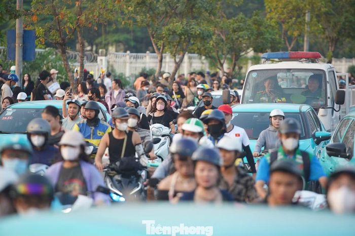  Trước đó, tối 24/10, đêm diễn đầu tiên của Big Bang tại Mỹ Đình thu hút hơn 40.000 khán giả. G-Dragon, Taeyang và Daesung mang đến loạt ca khúc quen thuộc như Fantastic Baby, Haru Haru, Lies, Still Life. 