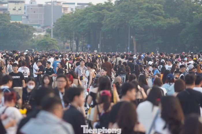 Đông đảo người hâm mộ có mặt từ trưa để chuẩn bị cho concert.