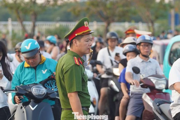Công tác phân luồng được triển khai nhằm bảo đảm giao thông, đồng thời tạo điều kiện cho khán giả tiếp cận các cổng vào sân vận động.
