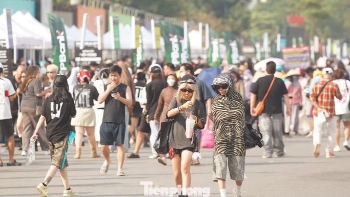  Theo hướng dẫn của ban tổ chức, khán giả tham dự concert phải thực hiện thủ tục kiểm tra vé, đổi vòng tay và di chuyển vào sân theo khu vực tương ứng với hạng vé đã mua. Việc kiểm soát vé và vòng tay là một trong những khâu quan trọng nhằm bảo đảm quyền lợi của người tham dự, hạn chế các trường hợp vào sân không đúng quy định. 