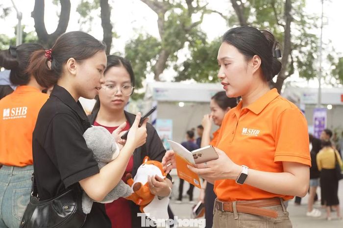 Bên cạnh đó, hoạt động chụp ảnh tại photobooth, check-in và tương tác tại gian hàng tạo thêm điểm nhấn cho khách tham quan.
