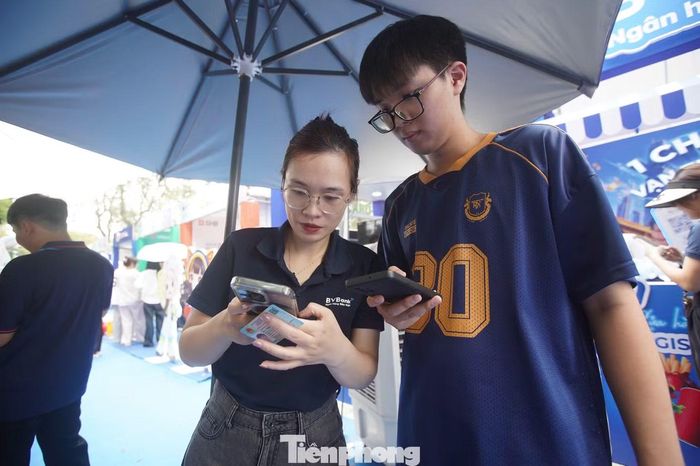  Ngày thanh toán số Việt Nam - Sóng Festival chính thức khép lại sau hai ngày diễn ra tại phố đi bộ Trần Nhân Tông với đêm nhạc Chạm Việt Nam 2. Chương trình quy tụ dàn sao như Pháp Kiều, CoolKid, Hà Myo, Ali Thục Phương, Á hậu Trần Ngọc Châu Anh, Á hậu Nguyễn Thị Vân Nhi, Top 25 Hoa hậu Việt Nam 2026... 
