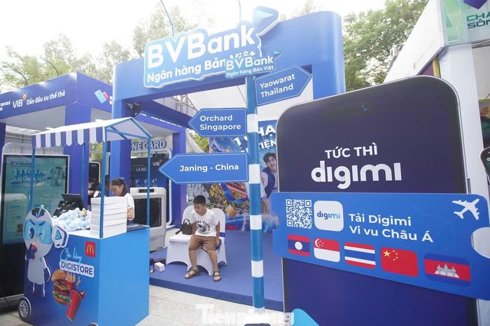 Đáng chú ý, khách tham quan có thể trải nghiệm chương trình quà tặng với mức chi phí 9.000 đồng. Danh sách quà được giới thiệu gồm voucher McDonald's, áo thun Uniqlo, ly giữ nhiệt, áo mưa, móc khóa cùng nhiều phần quà khác.