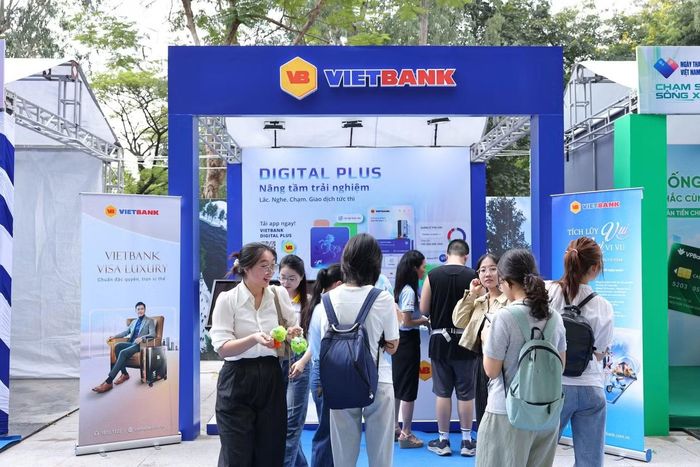 Tại gian hàng Vietbank, nhiều khách tham quan dừng chân tìm hiểu các dịch vụ ngân hàng số. Không gian trưng bày sử dụng tông xanh dương chủ đạo, với khu vực giới thiệu ứng dụng Vietbank Digital Plus, sản phẩm thẻ Visa Luxury và các chương trình ưu đãi.