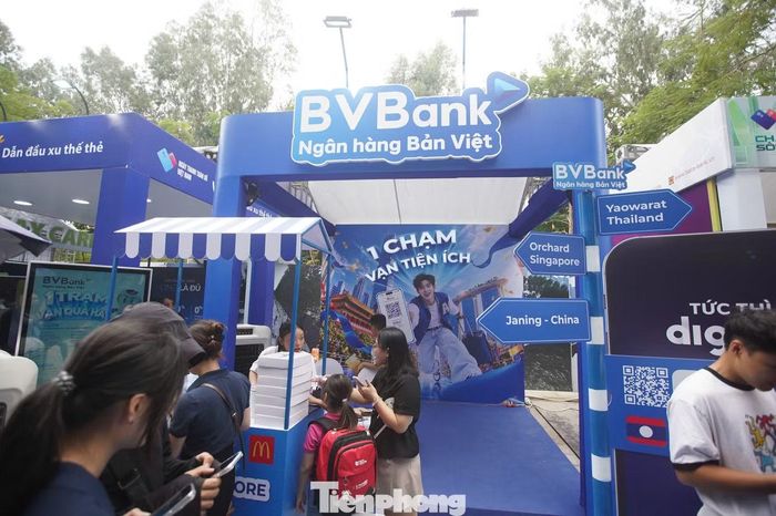 Không khí tại gian hàng BVBank cũng sôi động với các hoạt động mở tài khoản trực tuyến, khám phá ứng dụng ngân hàng số Digimi và tham gia minigame nhận quà.