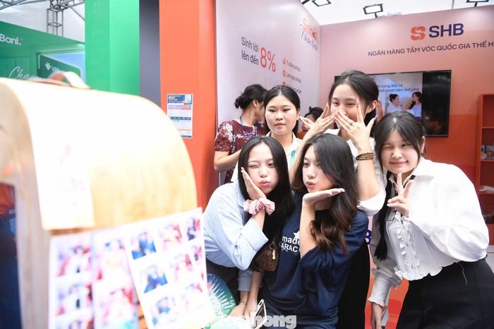 Tại gian hàng SHB, khách tham dự có thể trải nghiệm nhiều tiện ích ngân hàng số, từ mở tài khoản SHB SAHA, hoàn tất định danh điện tử (eKYC) đến tìm hiểu dịch vụ gửi tiết kiệm trực tuyến với lãi suất ưu đãi theo chương trình.