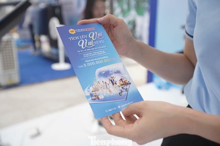 Nhân viên ngân hàng trực tiếp tư vấn, hướng dẫn khách tìm hiểu các tính năng và tiện ích giao dịch trên nền tảng số.