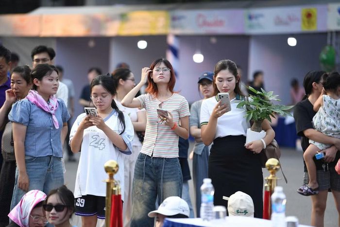  Đêm nhạc diễn ra tối 25/10, mở cửa tự do tại phố đi bộ Trần Nhân Tông, Hà Nội. Đây là hoạt động thuộc khuôn khổ Ngày Thanh toán số Việt Nam 2026 - Sóng Festival do Báo Tiền Phong tổ chức, kết hợp âm nhạc, thời trang và các trải nghiệm về thanh toán số. 