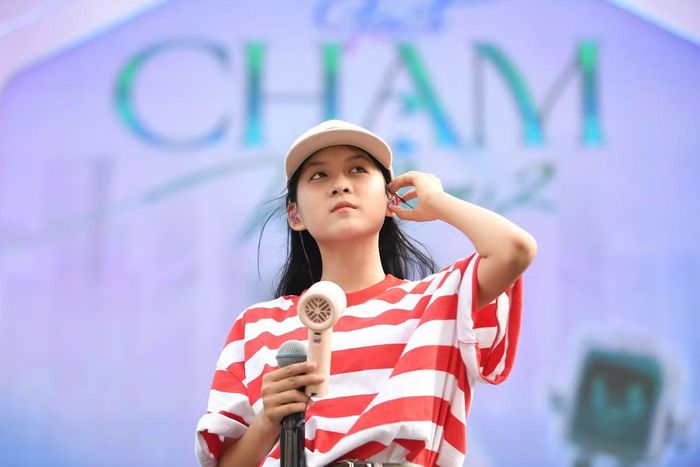  Ali Thục Phương có mặt trong buổi tổng duyệt chiều 25/10, chuẩn bị hai tiết mục cho đêm nhạc. Ca sĩ nhí thể hiện bản mashup Ở trường cô dạy em thế - Tiếng chuông và ngọn cờ cùng ca khúc Heal the World. 